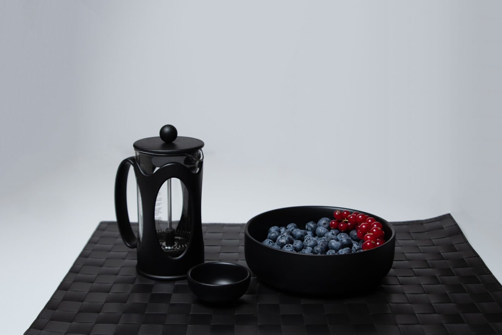 Tamron SP 24-70mm F2.8 Di VC USD G2 sample photo. Blue berries, black, product photography