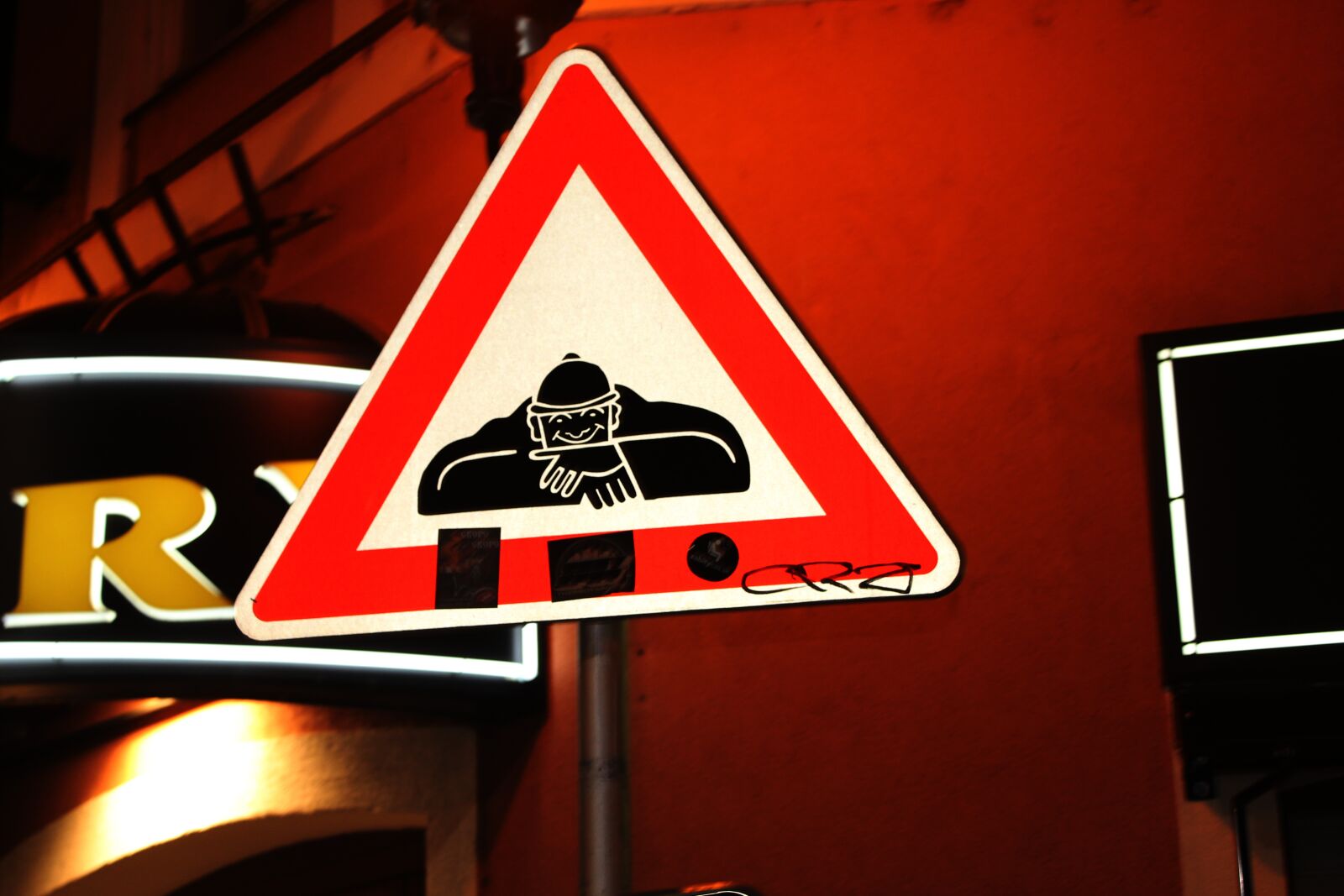 Canon EOS 550D (EOS Rebel T2i / EOS Kiss X4) sample photo. Interesting sign board, street photography