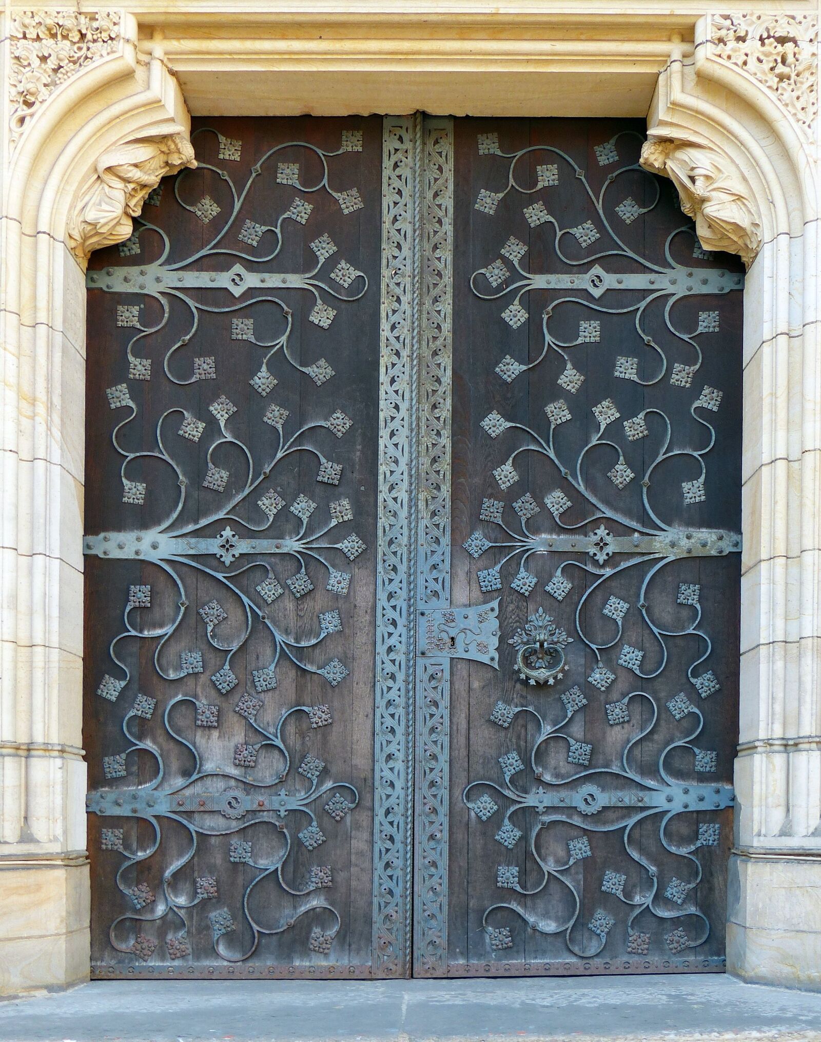 Panasonic Lumix DMC-FZ200 sample photo. Input, portal, church photography