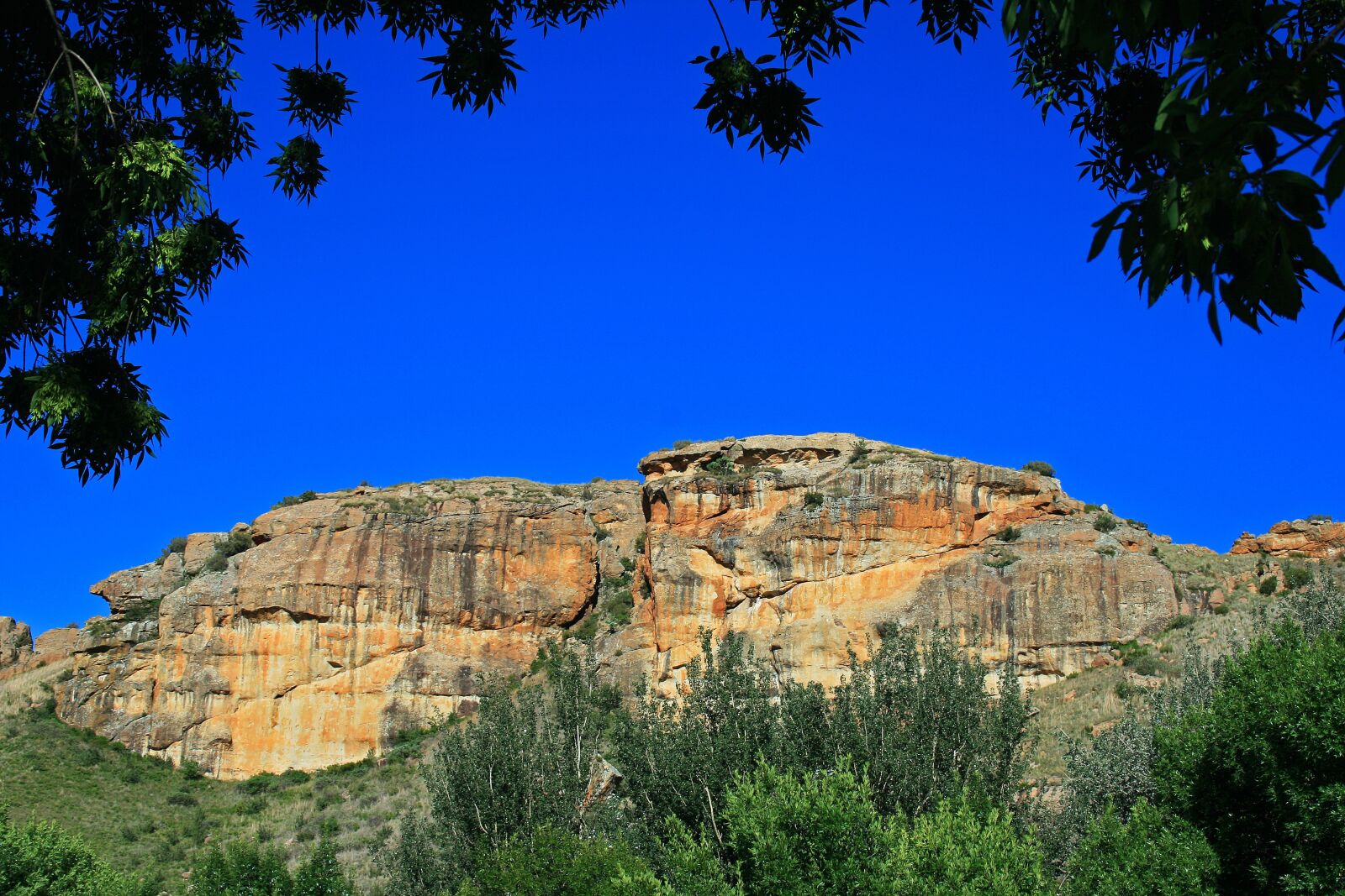 Canon EOS 400D (EOS Digital Rebel XTi / EOS Kiss Digital X) sample photo. Sandstone mountain, mountain, sandstone photography
