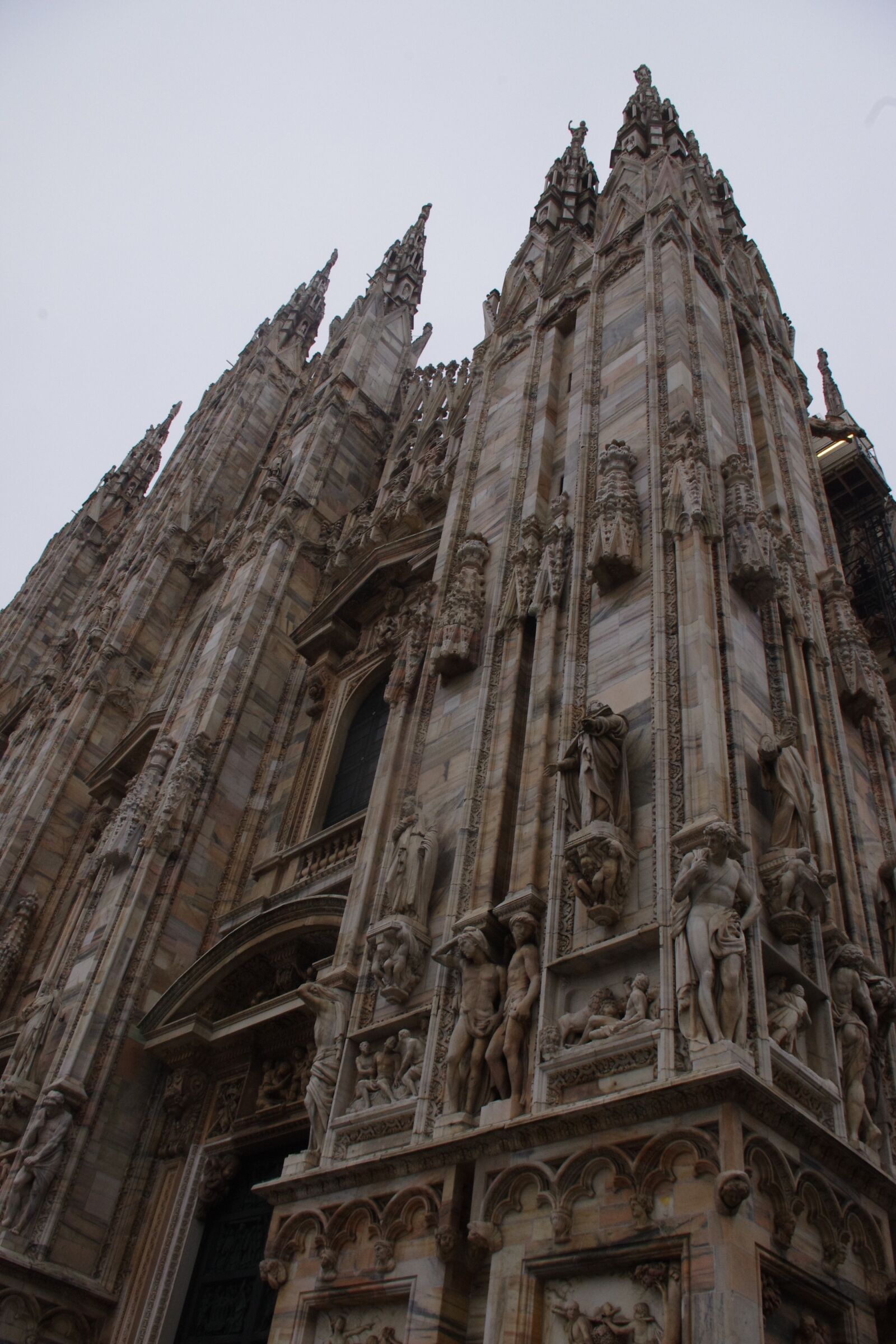 Pentax K-r sample photo. Milan, duomo, foggy photography