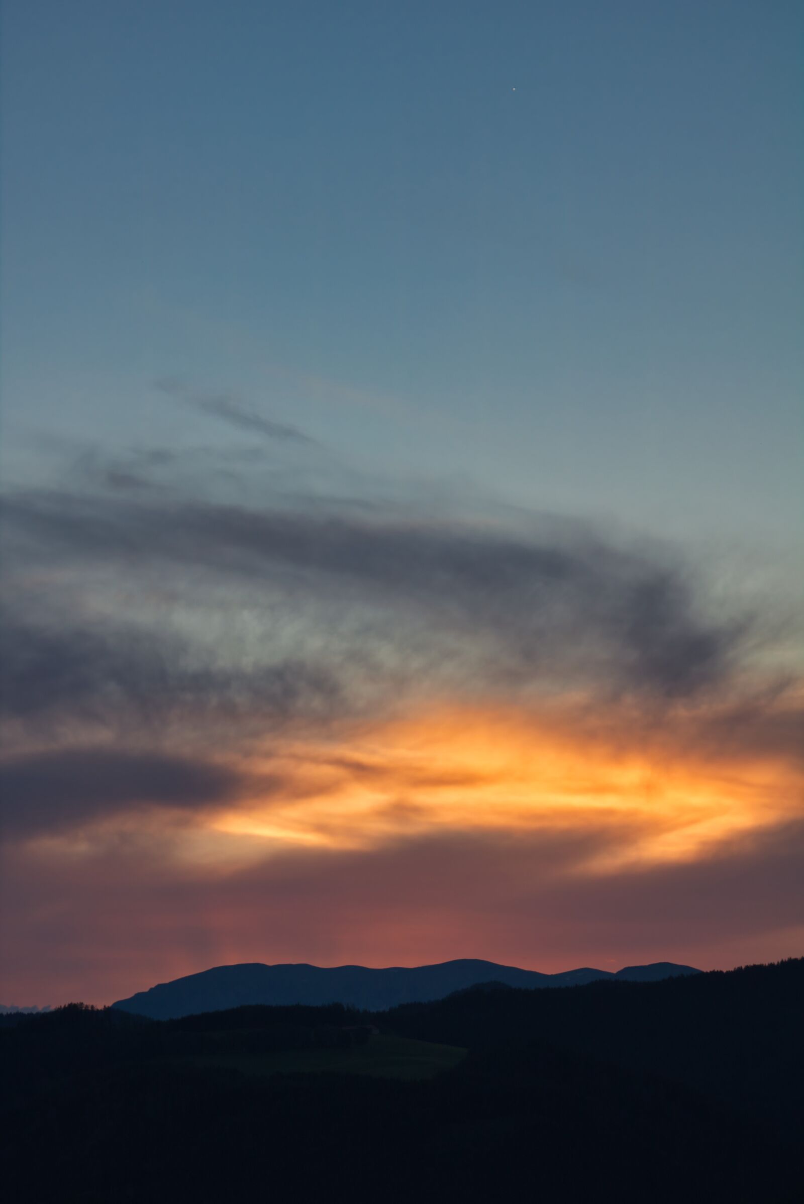 Canon EOS 750D (EOS Rebel T6i / EOS Kiss X8i) sample photo. Sunset, clouds, mountains photography