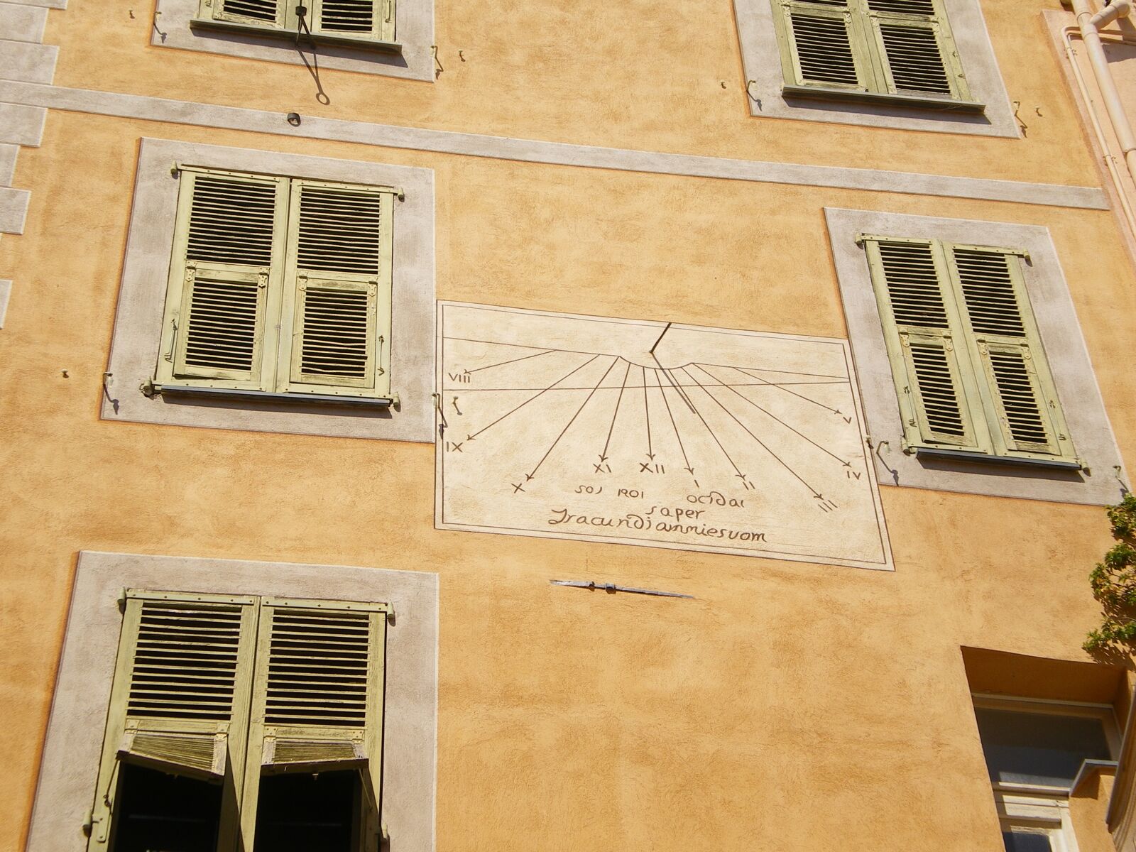 Pentax OPTIO L40 sample photo. Roquebrune, facade, sundial photography