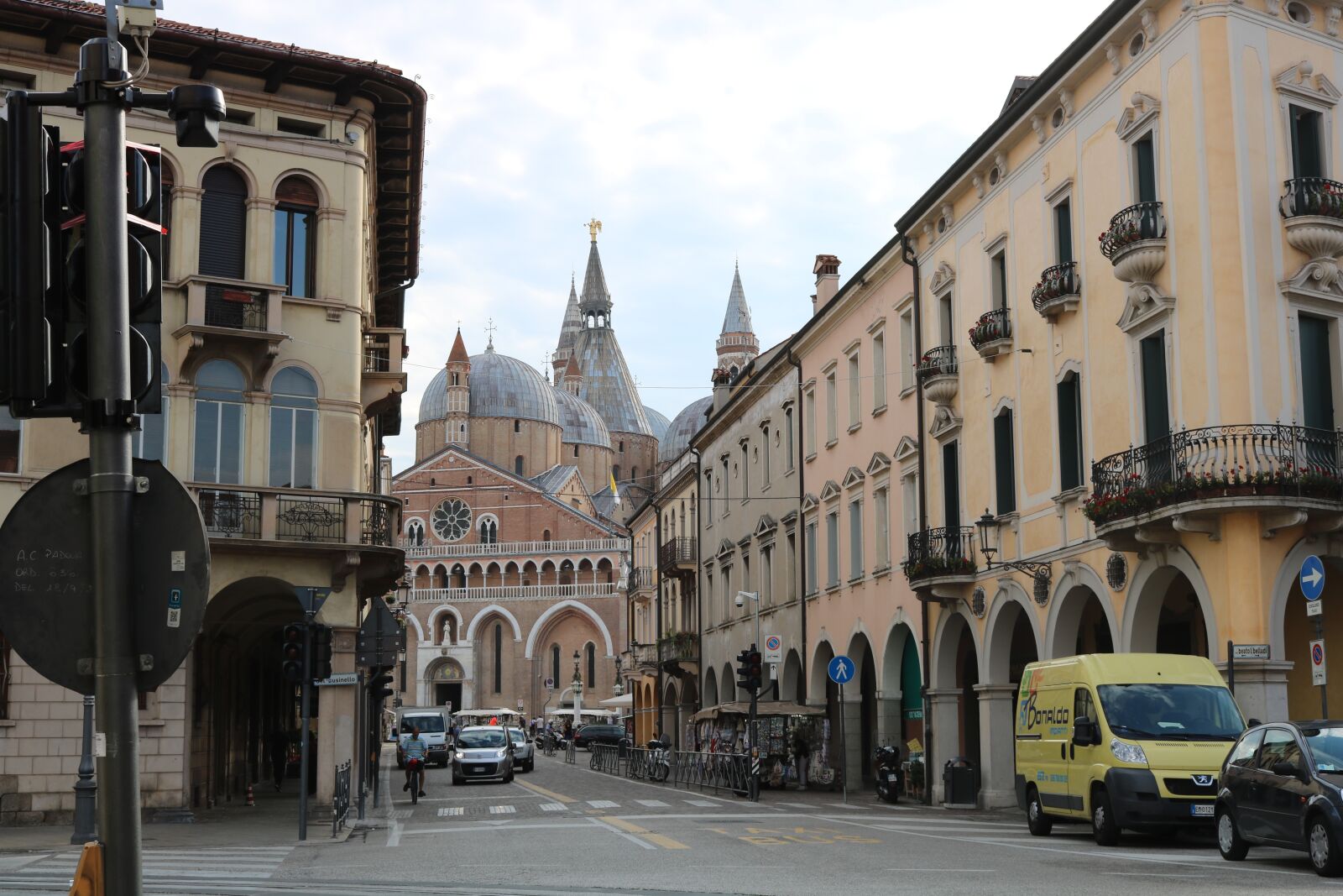 Canon EOS 750D (EOS Rebel T6i / EOS Kiss X8i) sample photo. Padova, italy, streets photography