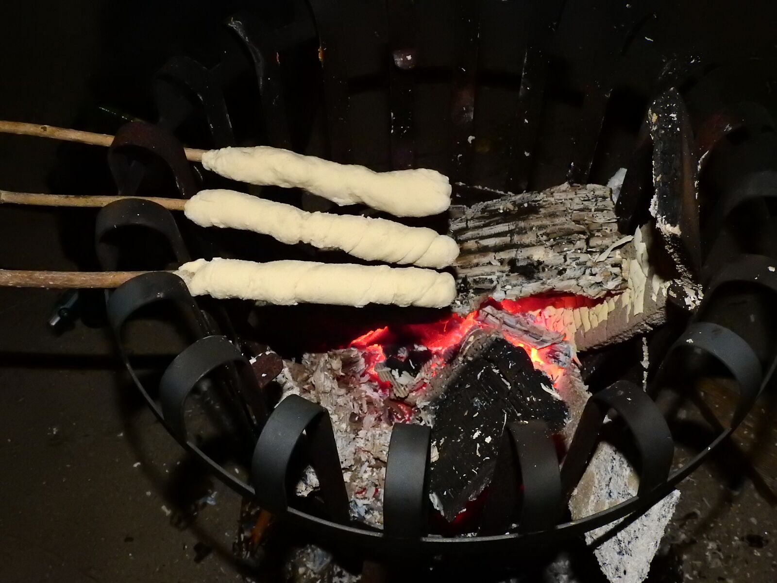 Nikon Coolpix P900 sample photo. Stick bread, bread, grill photography