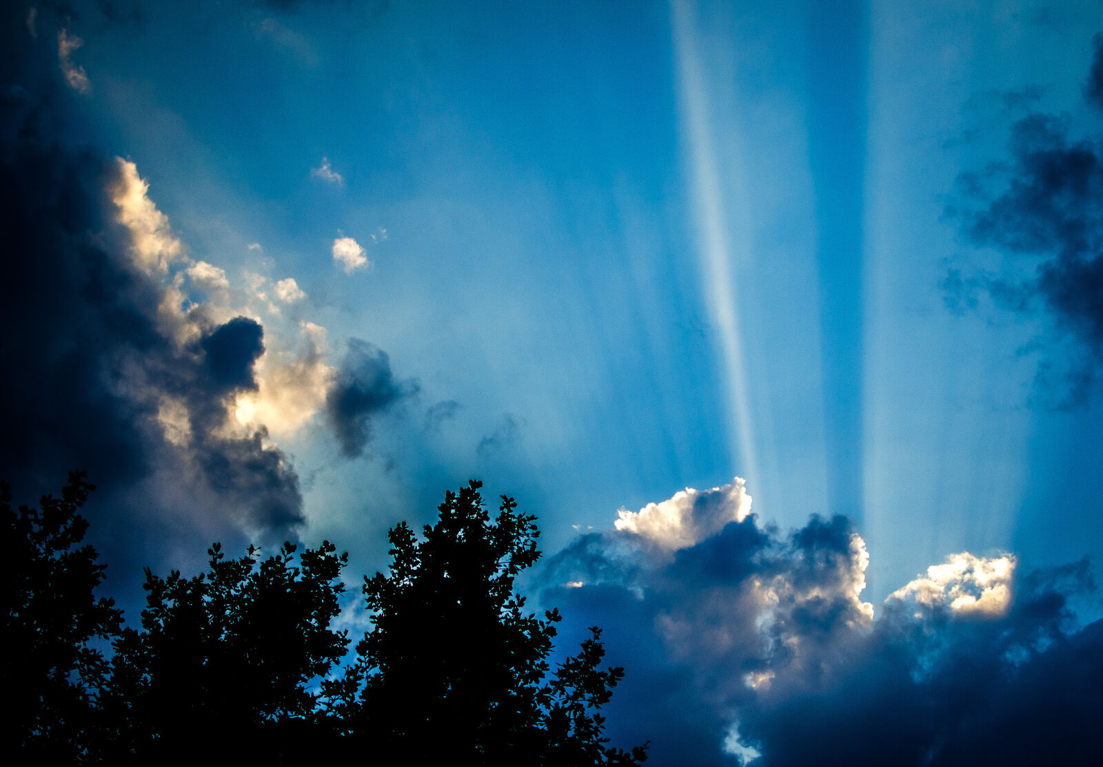 Nikon D5100 + Nikon AF-S DX Nikkor 35mm F1.8G sample photo. Blue, clouds, light, ray photography