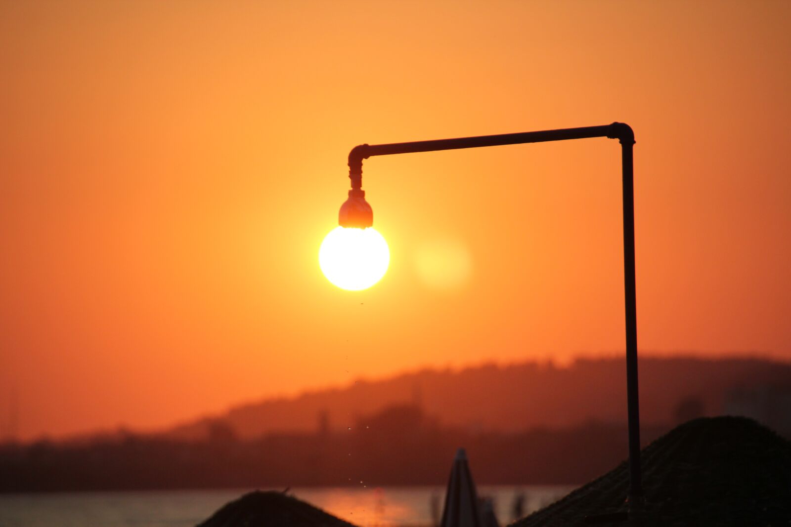 Canon EOS 550D (EOS Rebel T2i / EOS Kiss X4) sample photo. Sunset, sea, lantern photography