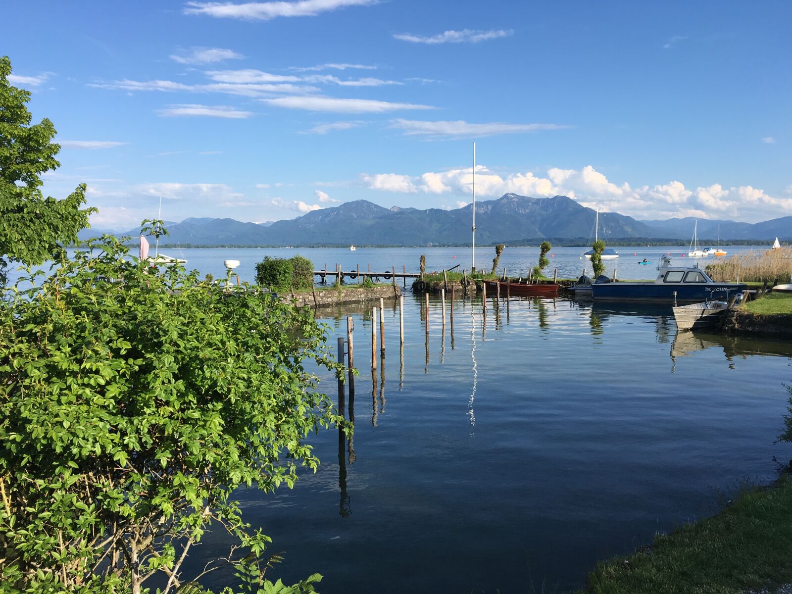 iPhone SE back camera 4.15mm f/2.2 sample photo. Chiemsee, lake, mountains photography