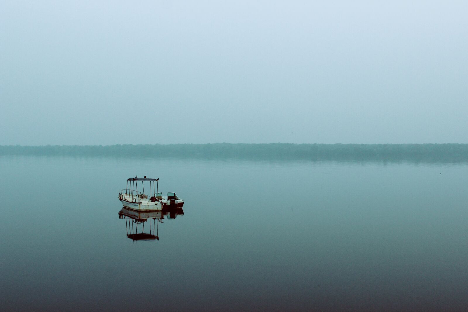 Canon EOS 600D (Rebel EOS T3i / EOS Kiss X5) sample photo. Morning, ship, cold photography