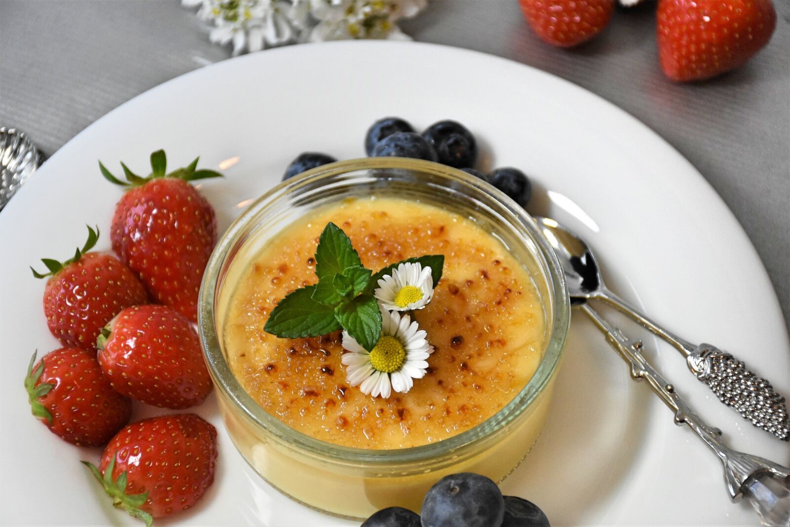 Nikon D7200 sample photo. Cream, milk cream, strawberries photography