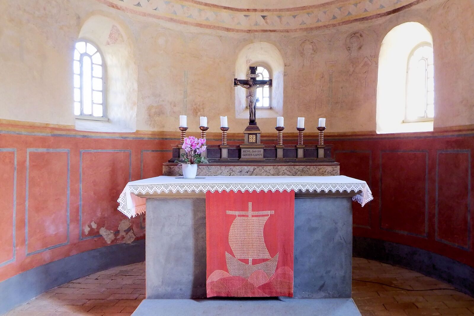 Fujifilm FinePix SL1000 sample photo. Altar, cross, candles photography