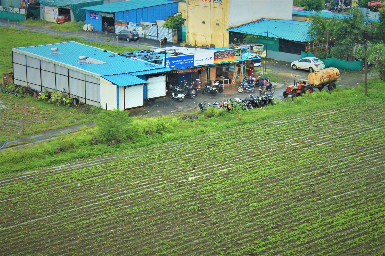 Canon EOS 1300D (EOS Rebel T6 / EOS Kiss X80) sample photo. Tractor, farm, land photography