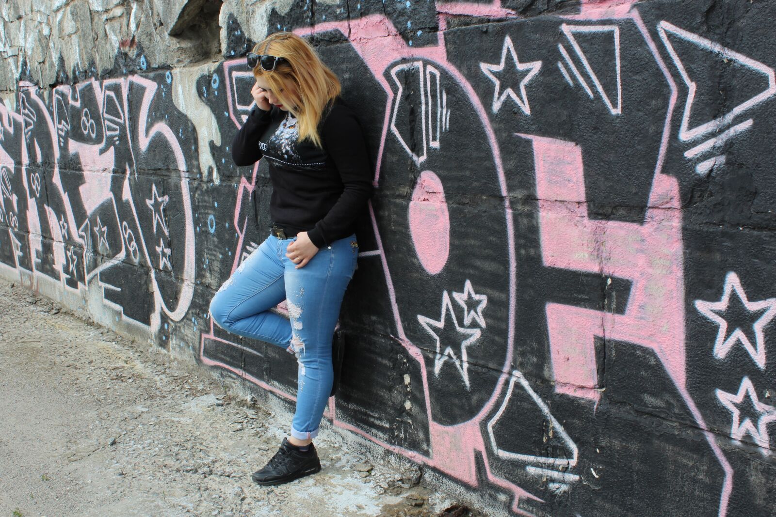 Canon EOS 1200D (EOS Rebel T5 / EOS Kiss X70 / EOS Hi) sample photo. Girl, graffiti, posture photography