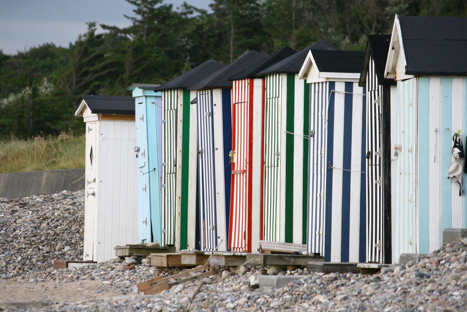 Canon EOS 400D (EOS Digital Rebel XTi / EOS Kiss Digital X) sample photo. Beach hut, beach, summer photography
