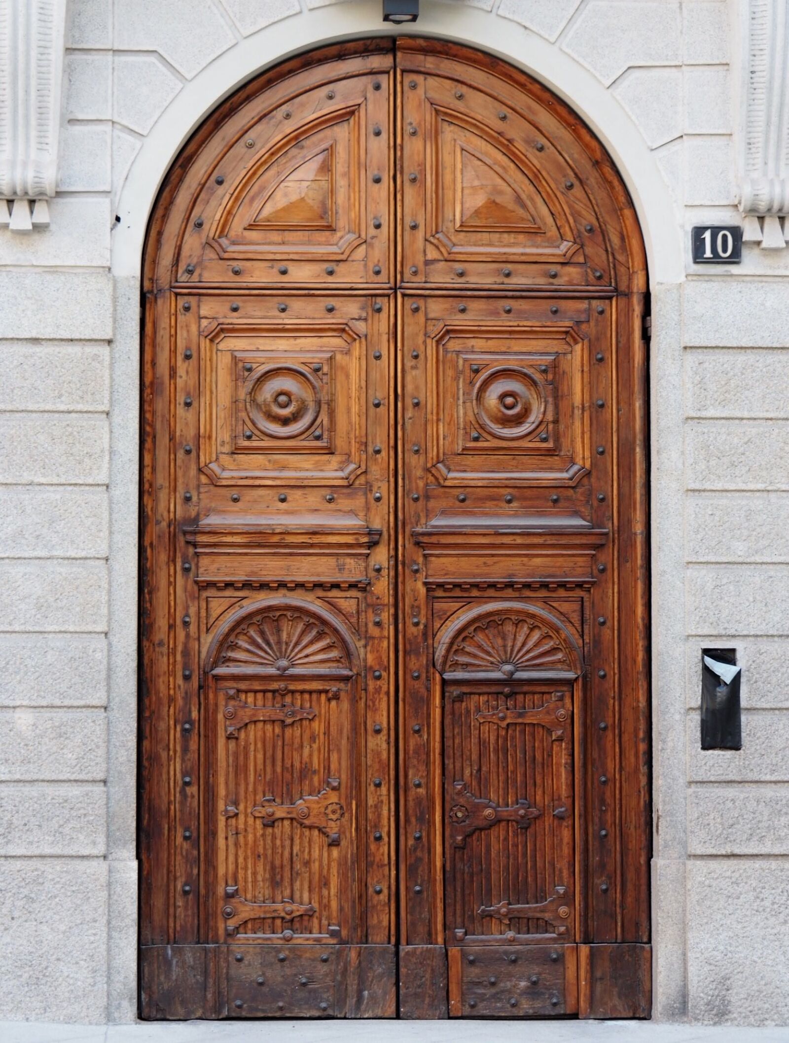 Olympus OM-D E-M5 II sample photo. Door, wood, old door photography