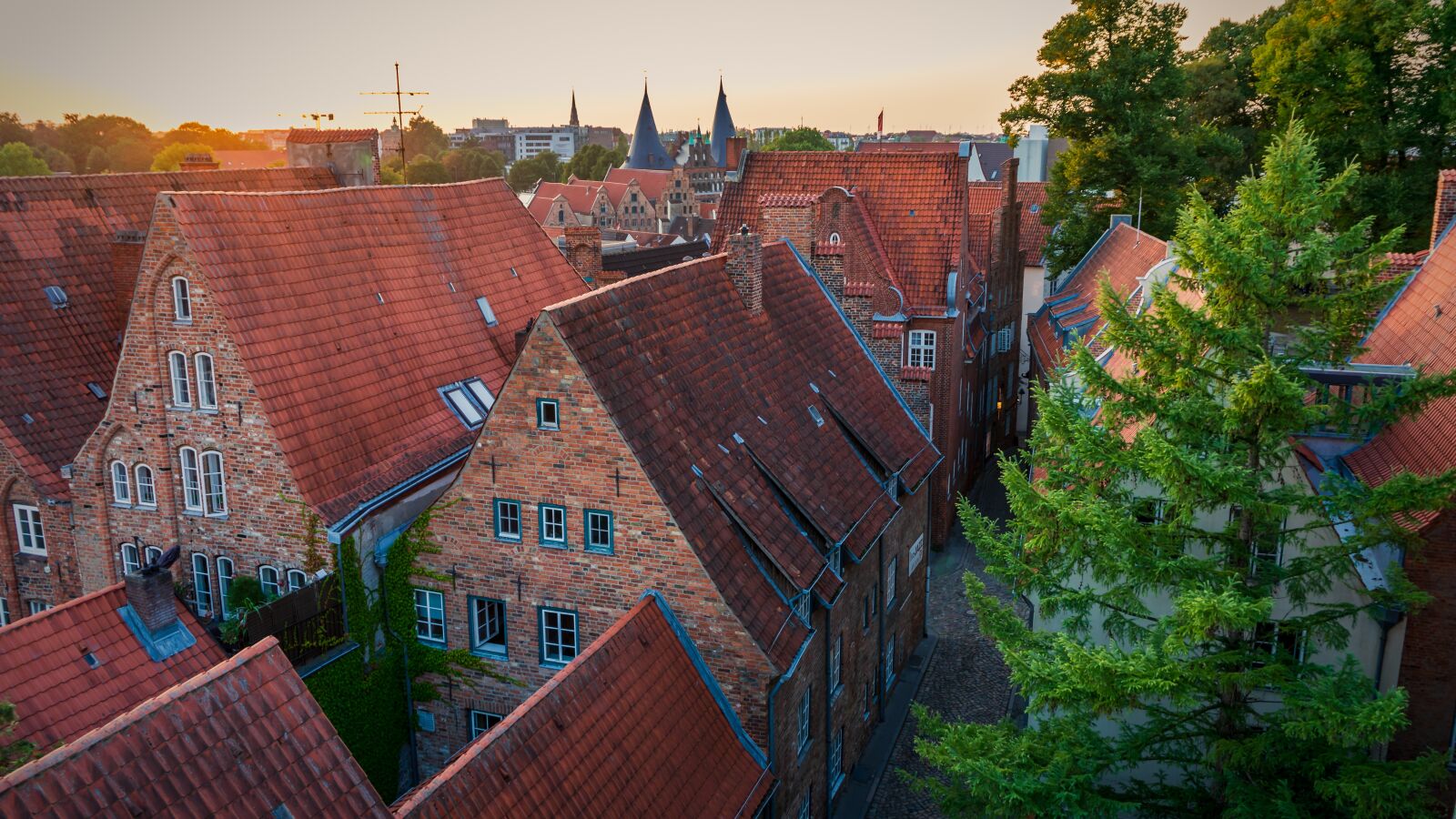 Sony a7 II + Sony FE 28-70mm F3.5-5.6 OSS sample photo. Houses, roofs, building photography
