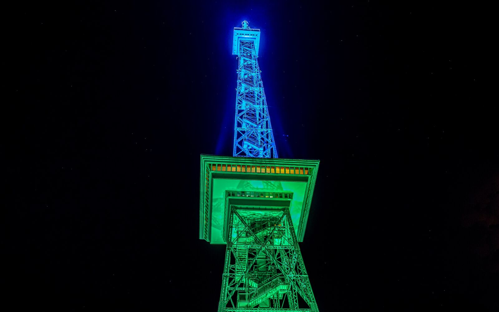 Sony a7 II + Sony FE 28-70mm F3.5-5.6 OSS sample photo. Night photograph, long exposure photography