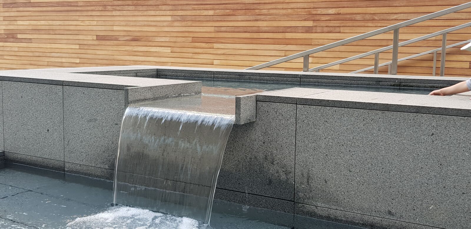 Samsung Galaxy S8 sample photo. Waterfall, city, fountain photography