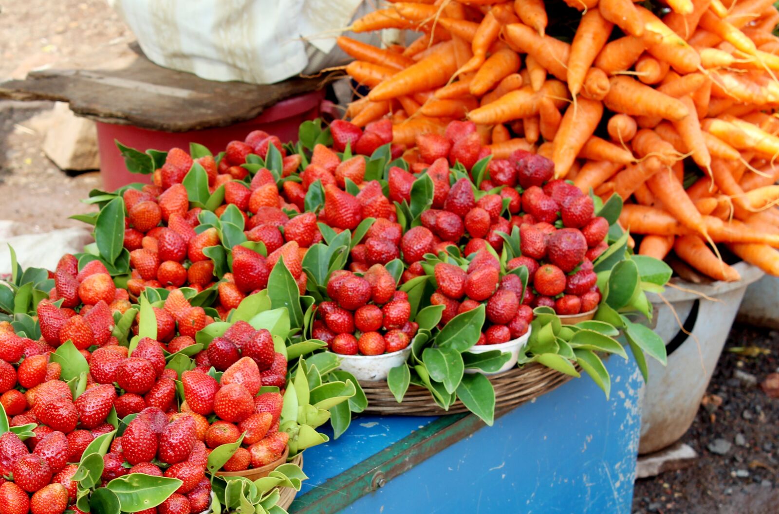 Canon EOS 1200D (EOS Rebel T5 / EOS Kiss X70 / EOS Hi) sample photo. Strawberry, red, market photography