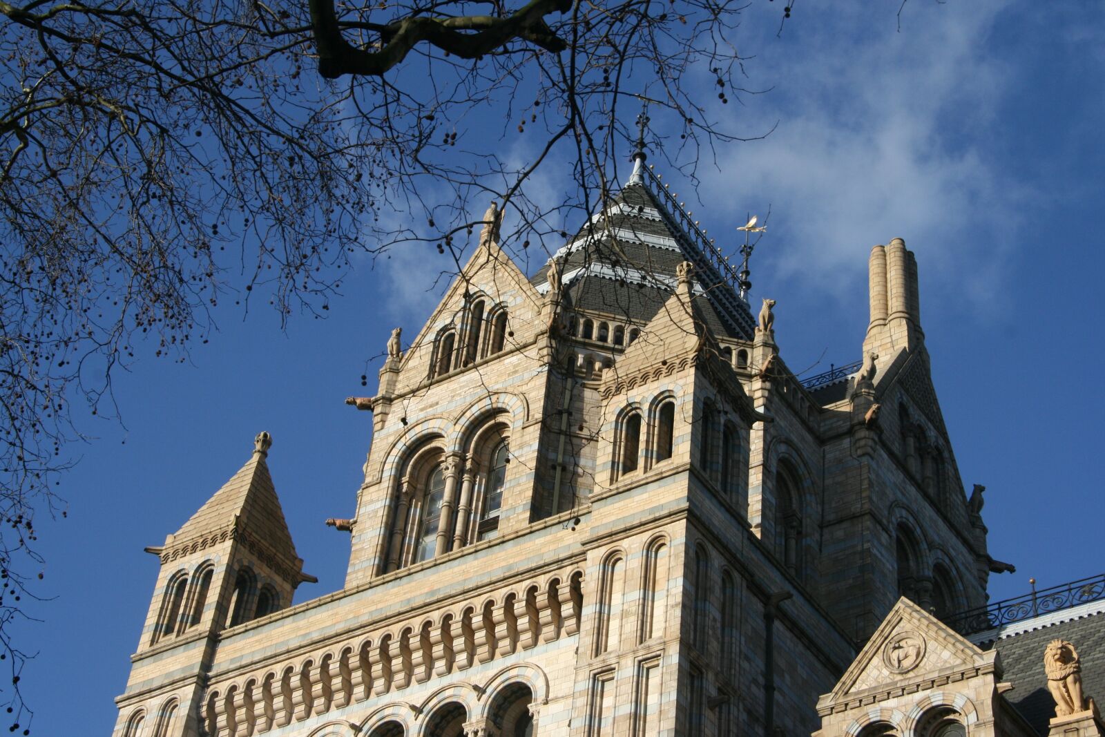 Canon EOS 400D (EOS Digital Rebel XTi / EOS Kiss Digital X) sample photo. Historic building, london, blue photography