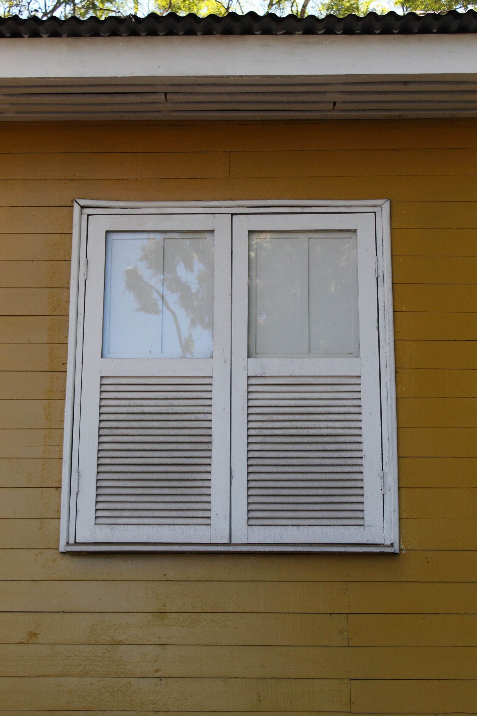 Canon EOS 1300D (EOS Rebel T6 / EOS Kiss X80) sample photo. Window, yellow, house photography