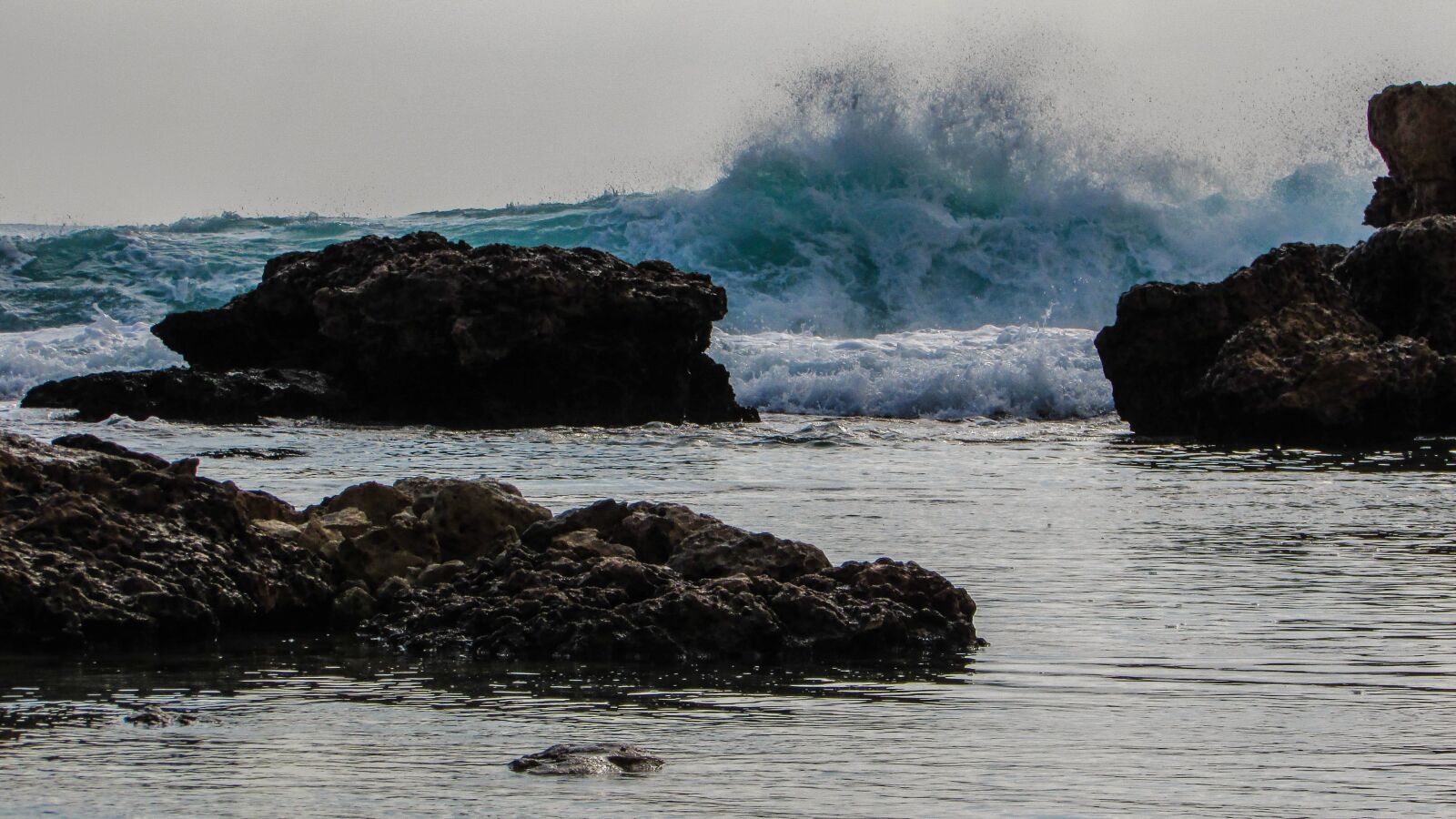 Canon PowerShot SX400 IS sample photo. Wave, rocks, smashing photography
