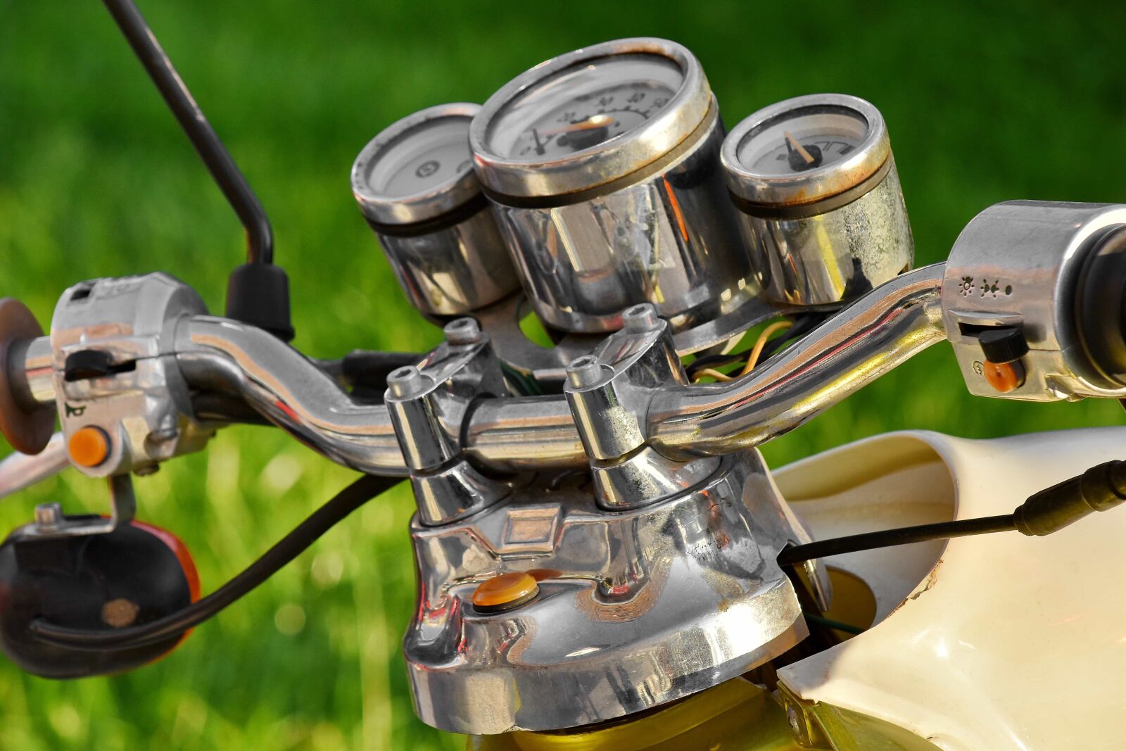 Nikon D5500 sample photo. Chrome, gauge, metallic, moped photography