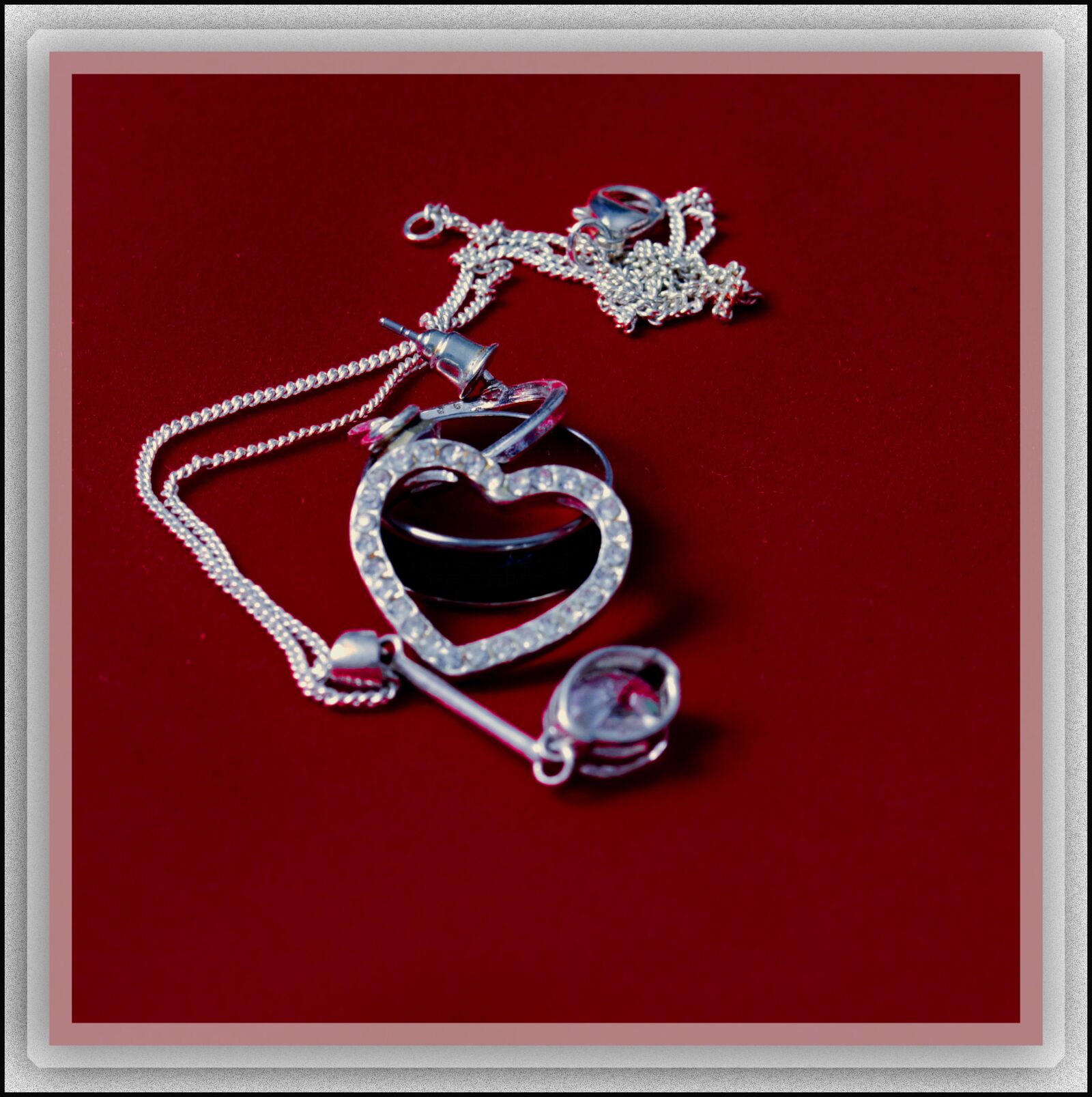 Canon EOS 80D + Canon EF 50mm F1.8 STM sample photo. Necklace, heart, red photography