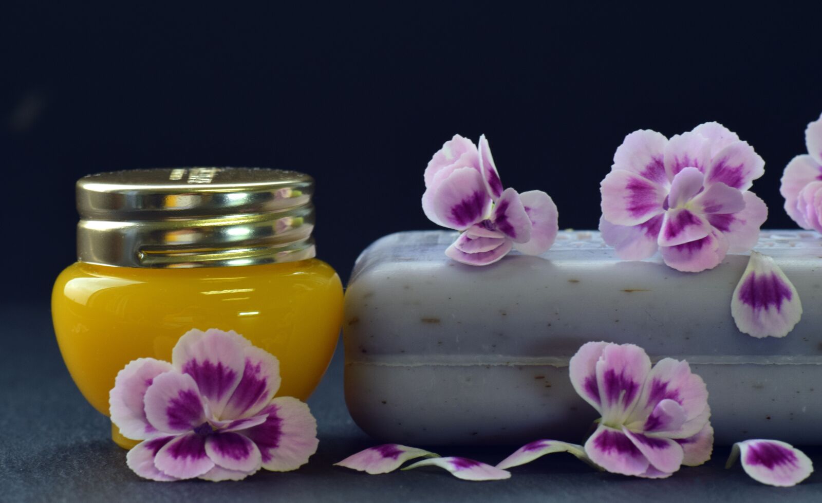 Nikon D3300 sample photo. Flower, aromatherapy, perfume photography