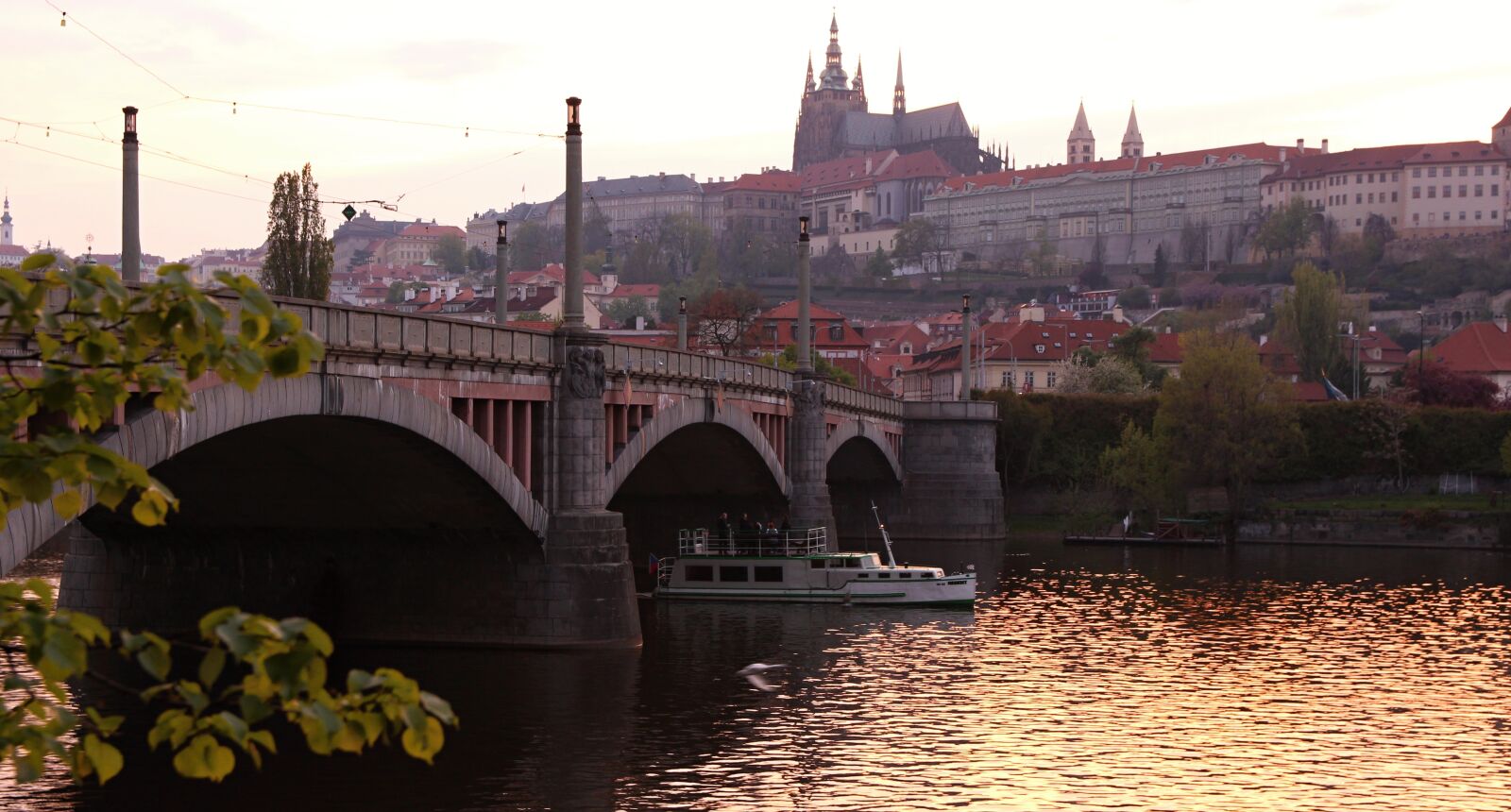 Canon EOS 100D (EOS Rebel SL1 / EOS Kiss X7) sample photo. Prague, prague castle, city photography