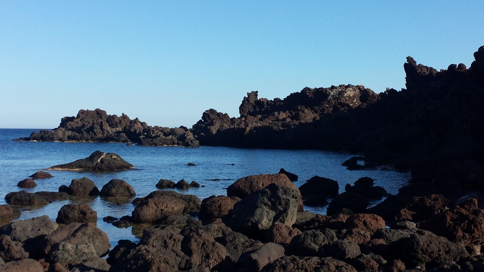 Samsung Galaxy S4 sample photo. Rocks, lunar landscape, sea photography