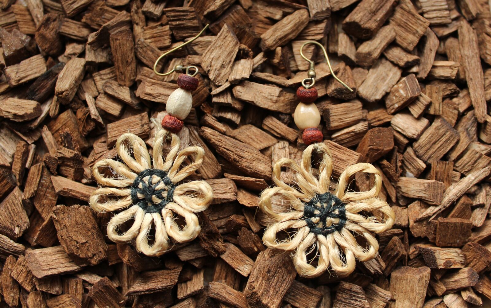 Canon EOS 1200D (EOS Rebel T5 / EOS Kiss X70 / EOS Hi) sample photo. Flowers, decoration, earrings photography