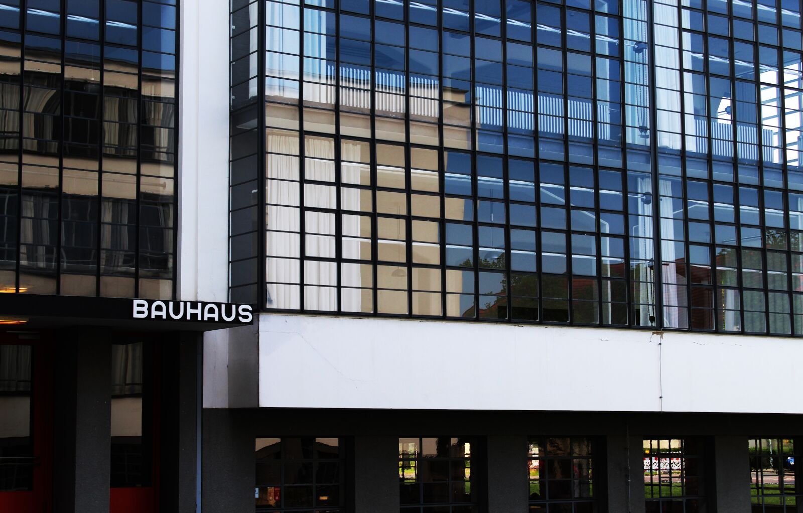 Canon EOS 1300D (EOS Rebel T6 / EOS Kiss X80) sample photo. Dessau, bauhaus, facade photography