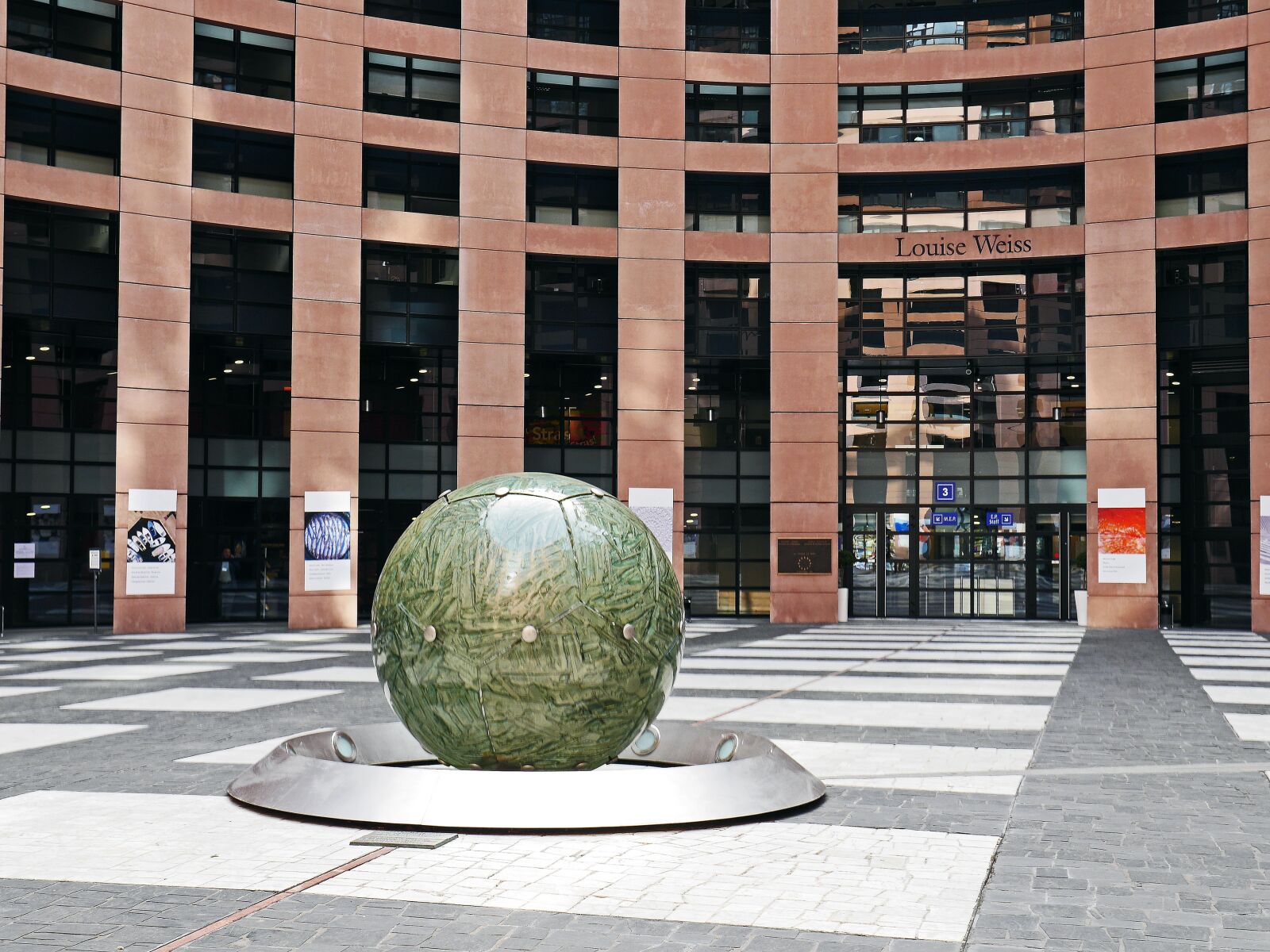 Panasonic Lumix DMC-GH3 sample photo. European parliament, courtyard, center photography