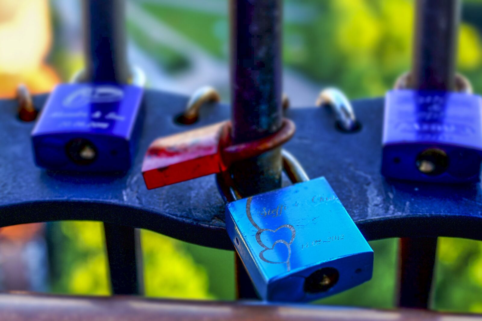 Sony ILCA-77M2 sample photo. Castles, love locks, colorful photography