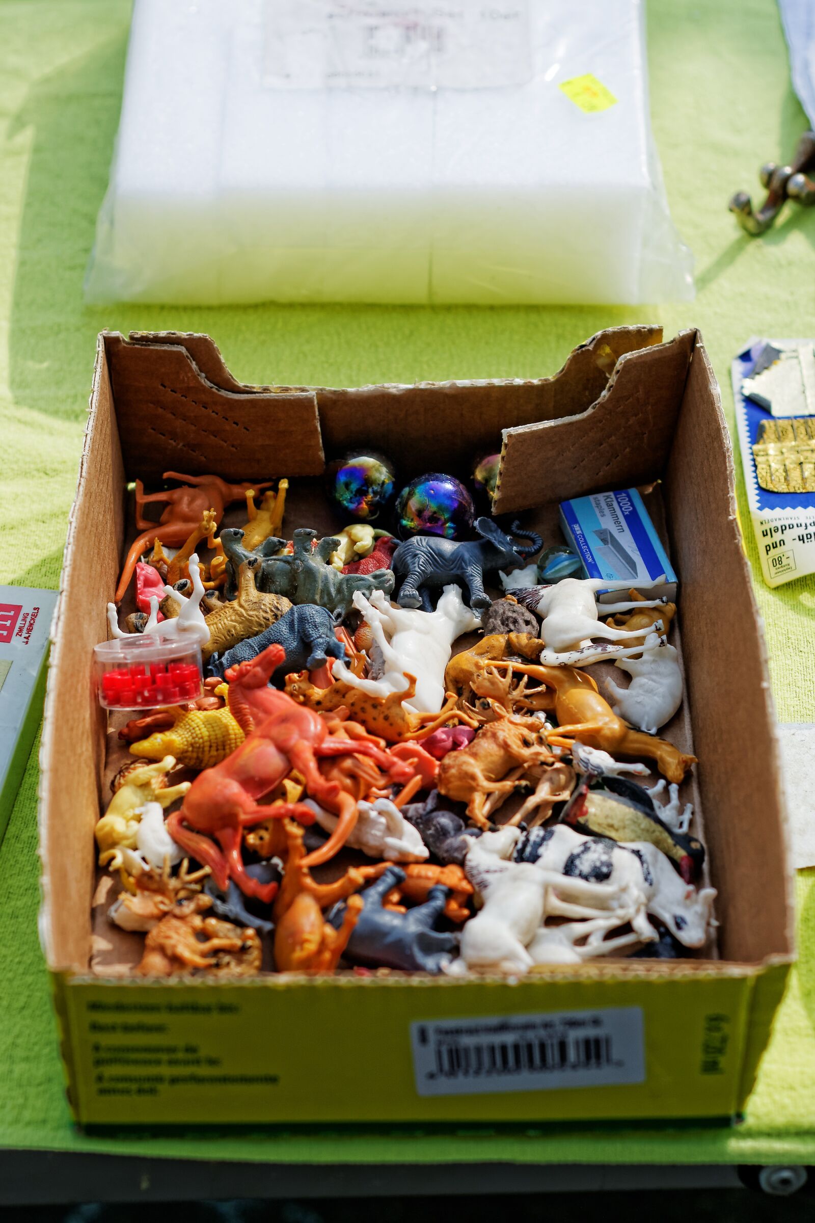 Nikon D300S sample photo. Flea market, box, clutter photography