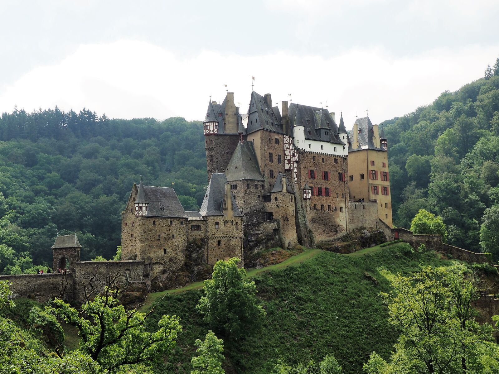 Olympus OM-D E-M1 + OLYMPUS M.12-50mm F3.5-6.3 sample photo. Burg eltz, castle, middle photography