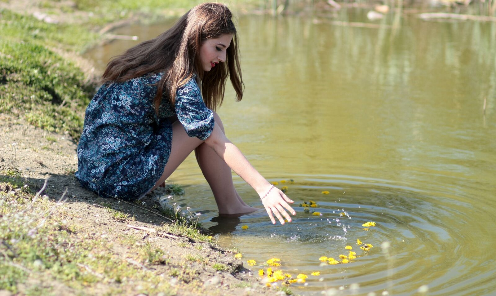 Canon EOS 450D (EOS Rebel XSi / EOS Kiss X2) sample photo. Girl, water, flowers photography