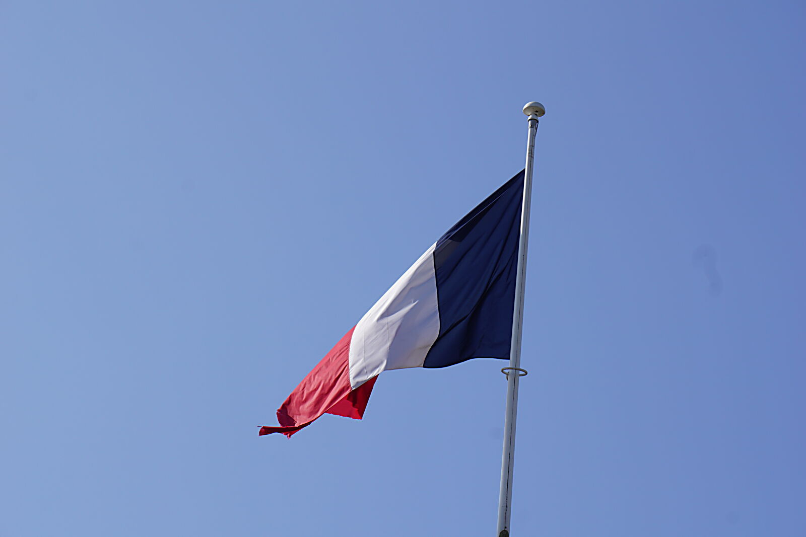 Sony a6000 sample photo. Blanc, bleu, ciel, drapeau photography