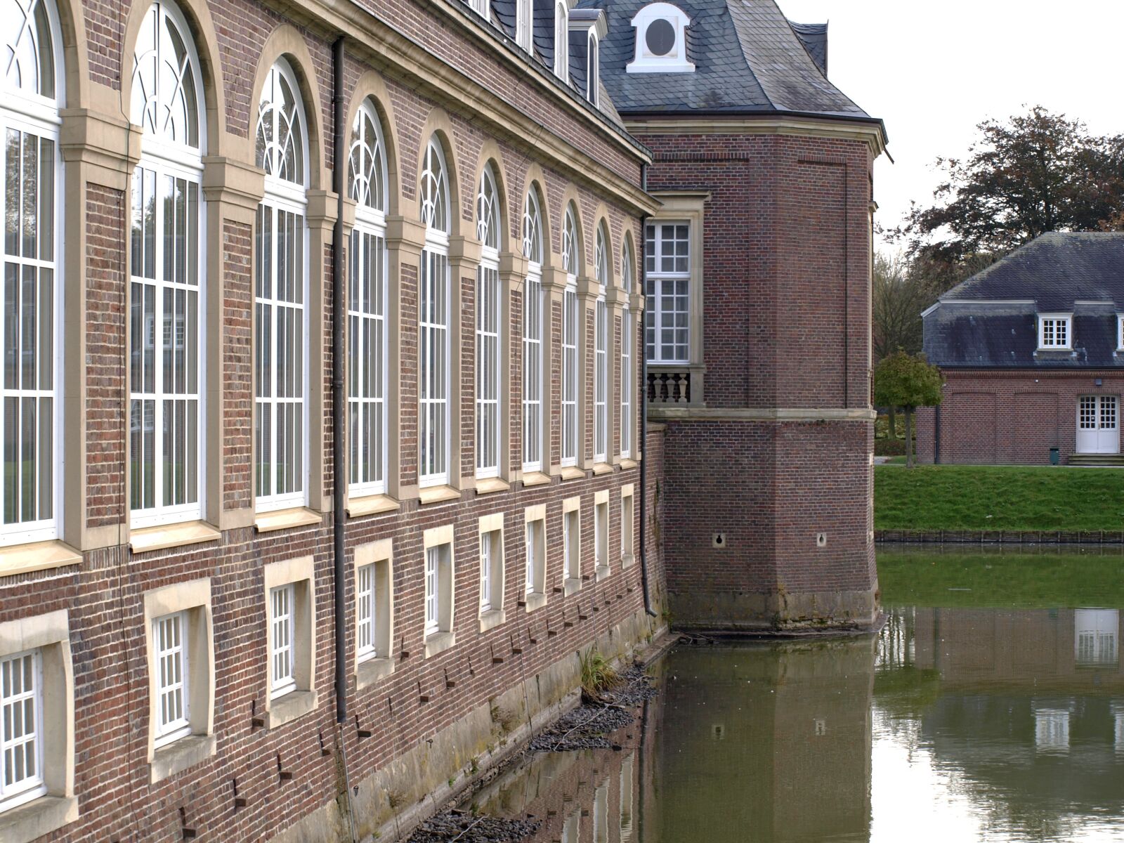 Olympus E-420 (EVOLT E-420) sample photo. Moated castle, baroque, north photography