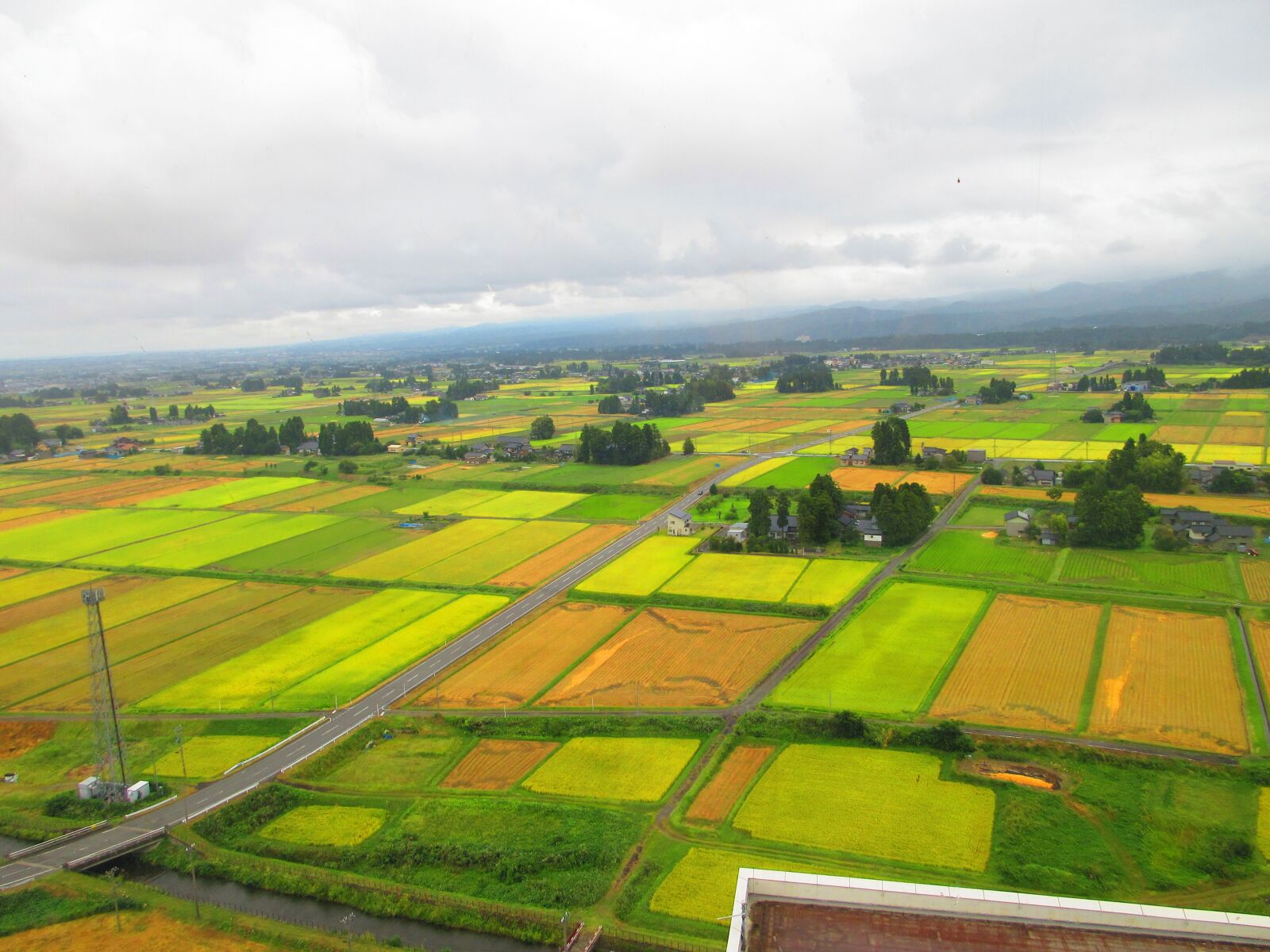 Canon PowerShot ELPH 360 HS (IXUS 285 HS / IXY 650) sample photo. Countryside, road, colorful photography