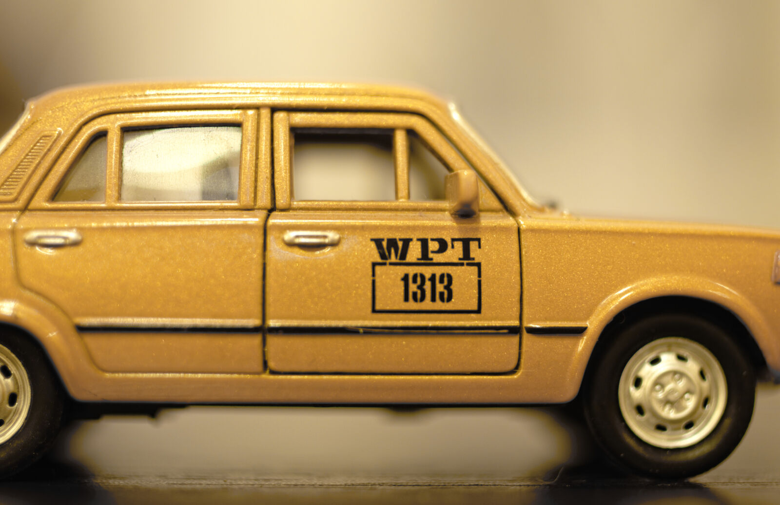 Nikon D3200 + Nikon AF-S DX Nikkor 35mm F1.8G sample photo. Car, theme, numbers, toy photography