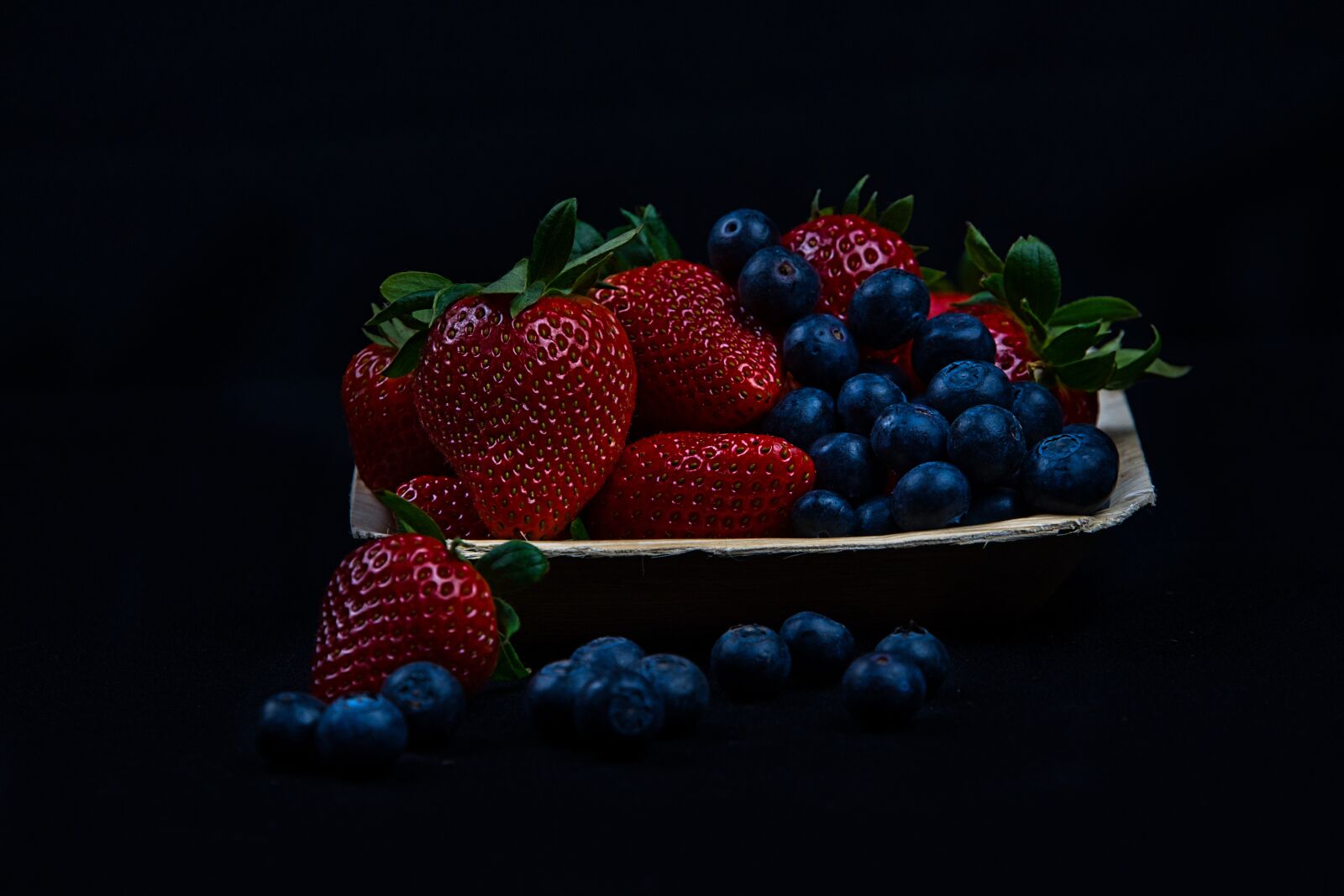 Sony a6400 sample photo. Strawberries, glass, vitamins photography