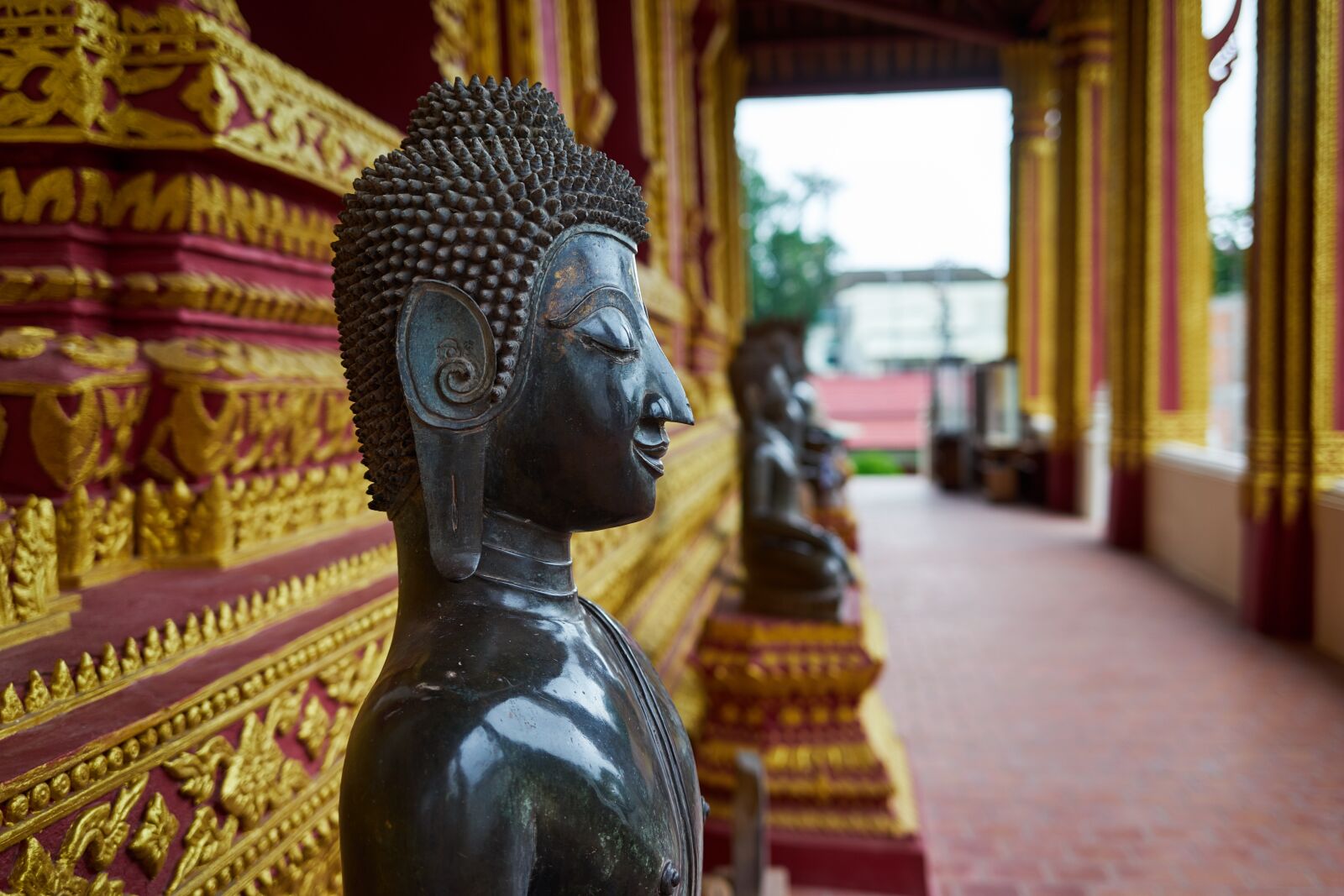 Sony a7 sample photo. Temple, statues, asia photography