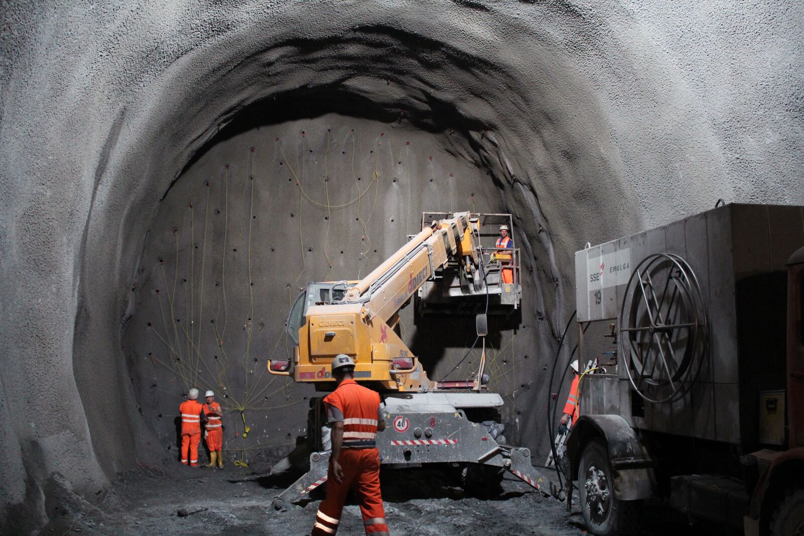 Canon EOS 600D (Rebel EOS T3i / EOS Kiss X5) sample photo. Tunnel, blow up, site photography