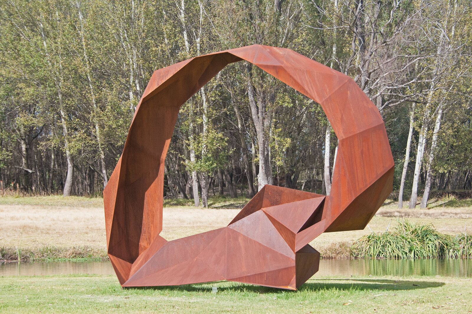 Canon EF-S 18-55mm F3.5-5.6 II sample photo. Sculpture, modern, detail photography