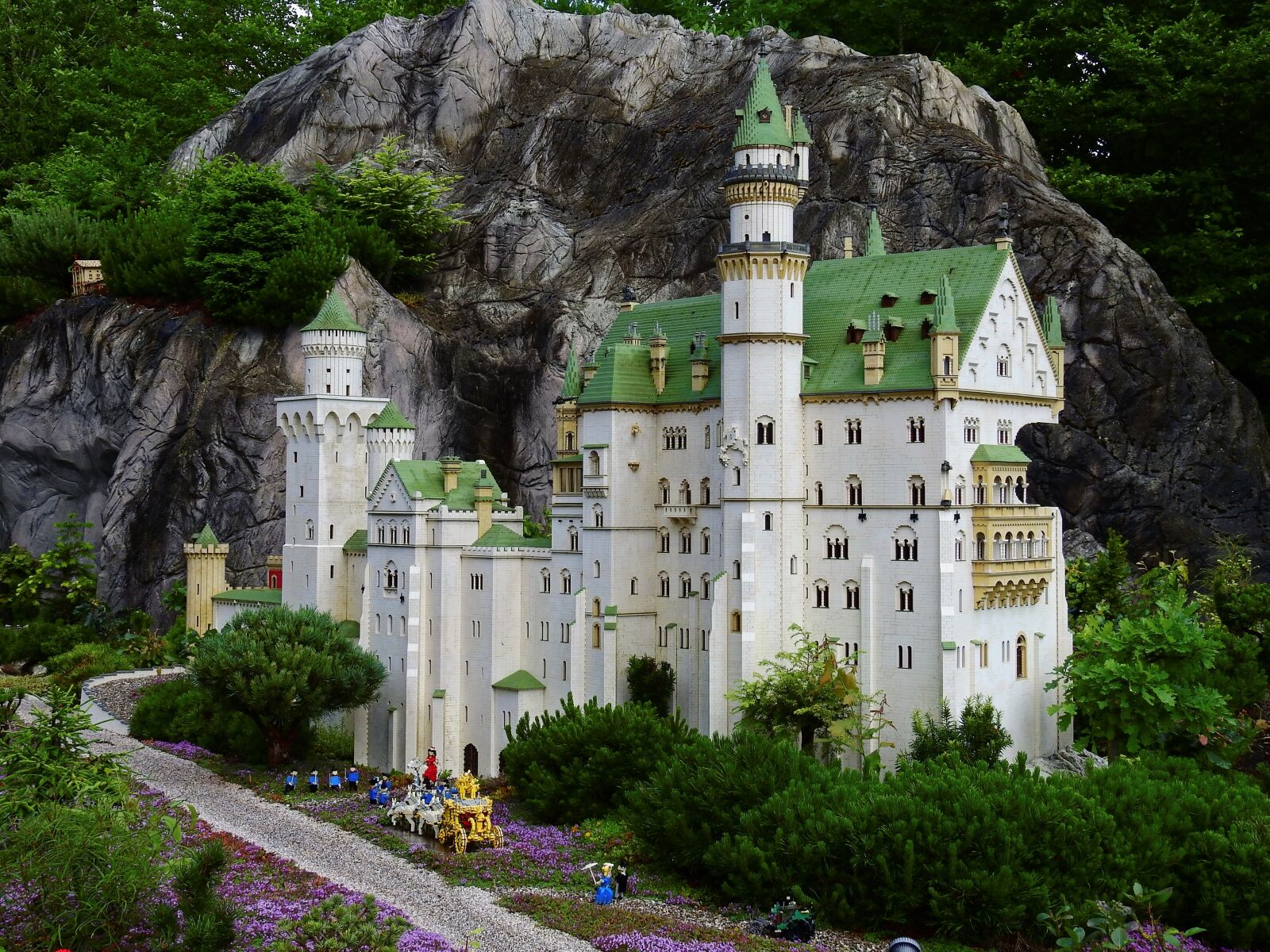 Nikon Coolpix P900 sample photo. Lego, legoland, build photography