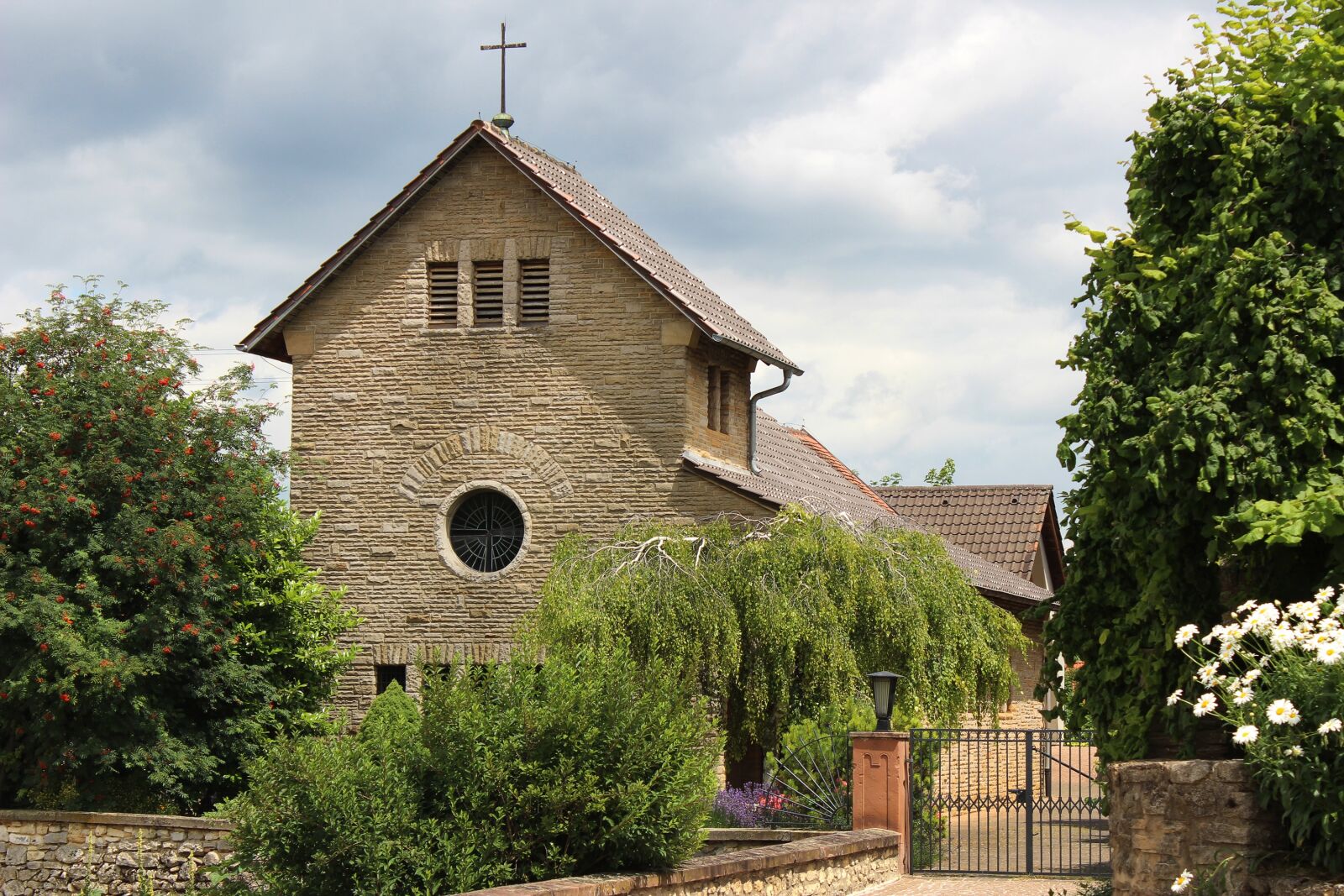 Canon EOS 600D (Rebel EOS T3i / EOS Kiss X5) sample photo. Church, building, immesheim photography