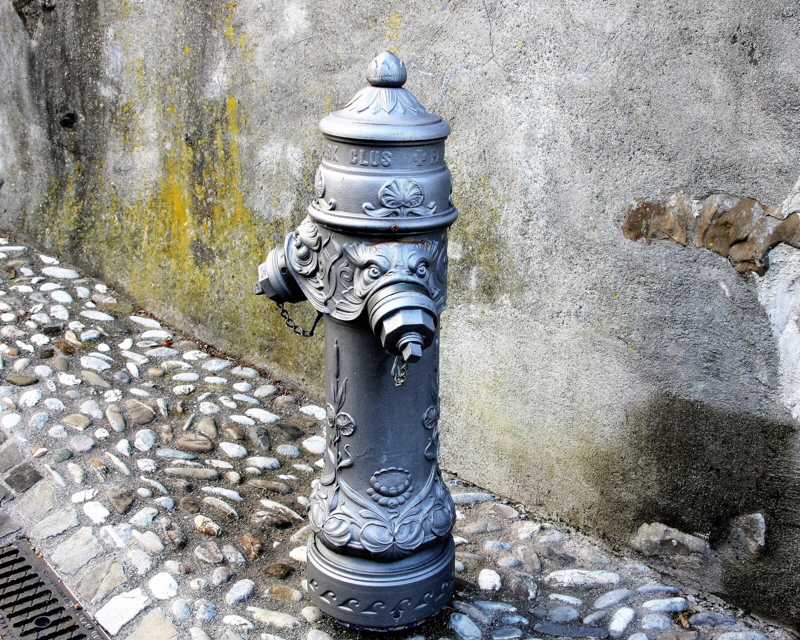 Canon EOS 400D (EOS Digital Rebel XTi / EOS Kiss Digital X) sample photo. Fire hydrant, dashing, historic photography