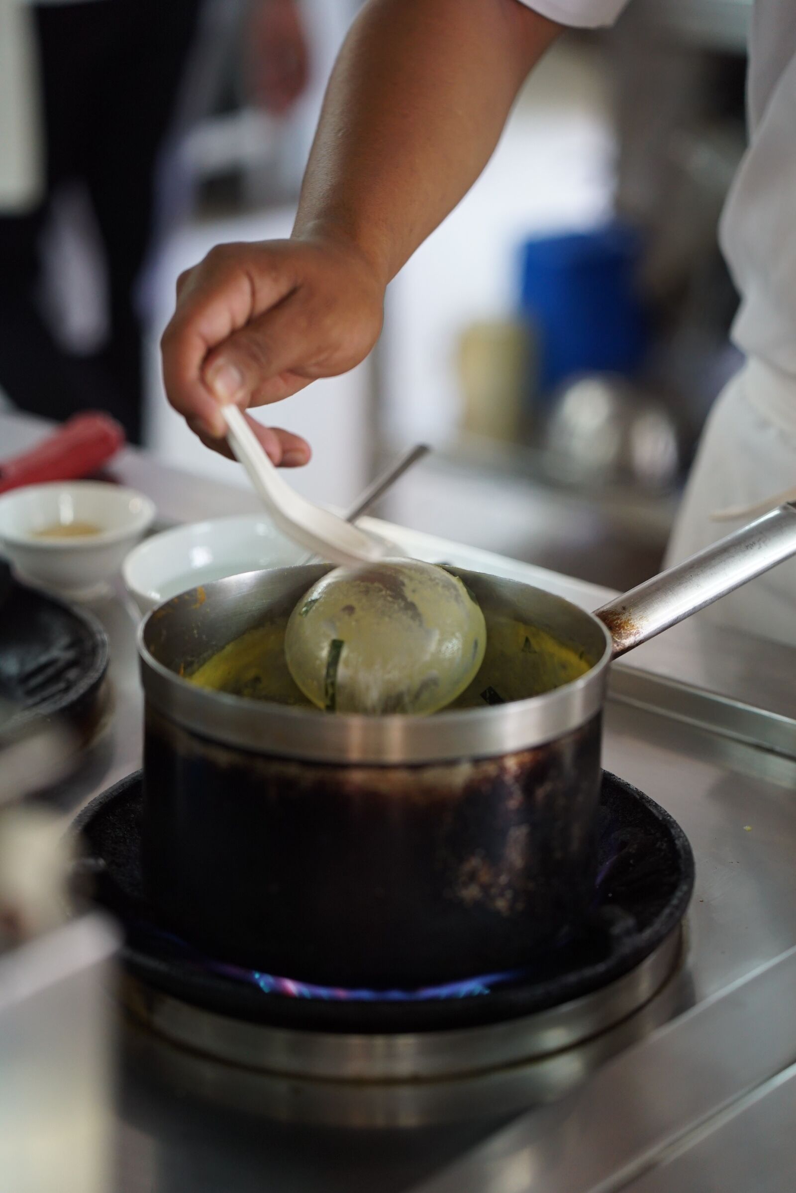 ZEISS Batis 85mm F1.8 sample photo. Cooking, cambodia, kitchen photography